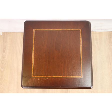 Schöner Beistelltisch / Occasional Table mit Intarsien