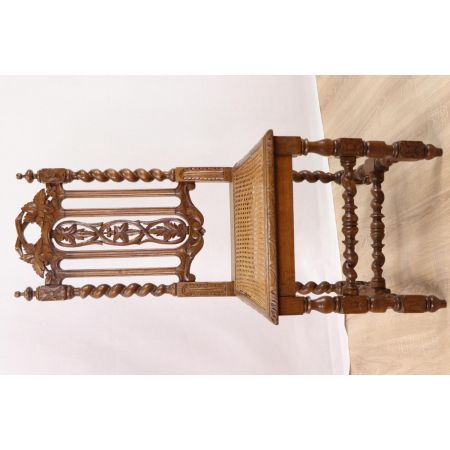 Einzelner Esszimmerstuhl mit schönen Schnitzarbeiten