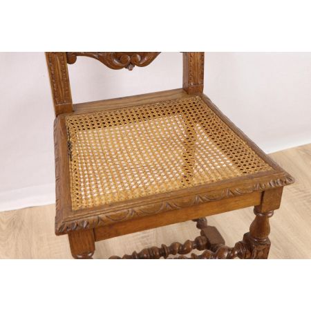 Einzelner Esszimmerstuhl mit schönen Schnitzarbeiten