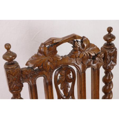 Einzelner Esszimmerstuhl mit schönen Schnitzarbeiten