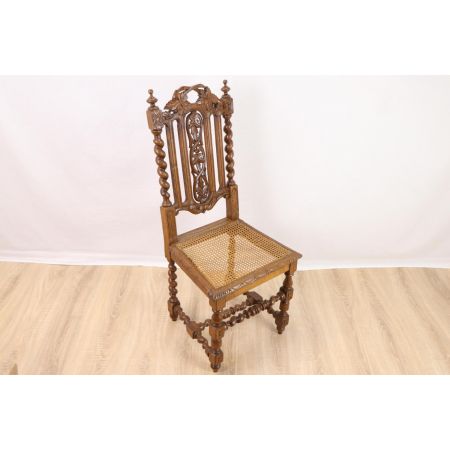 Einzelner Esszimmerstuhl mit schönen Schnitzarbeiten