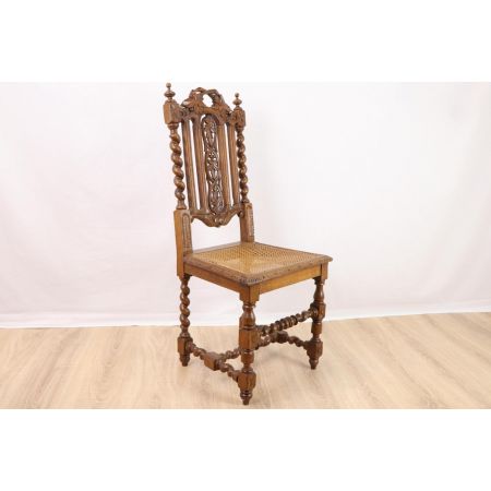 Einzelner Esszimmerstuhl mit schönen Schnitzarbeiten