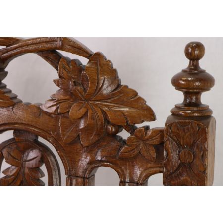 Einzelner Esszimmerstuhl mit schönen Schnitzarbeiten