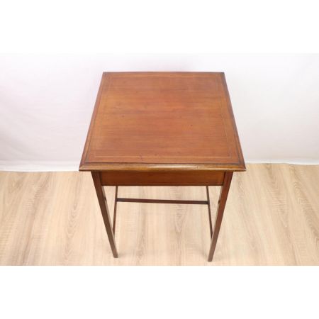 Schöner Beistelltisch mit Bandintarsien