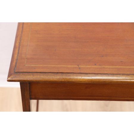 Schöner Beistelltisch mit Bandintarsien