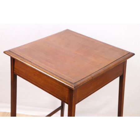 Schöner Beistelltisch mit Bandintarsien