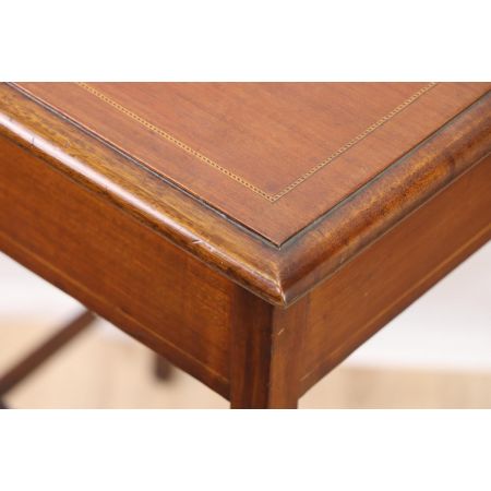 Schöner Beistelltisch mit Bandintarsien