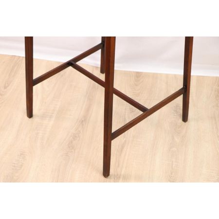 Schöner Beistelltisch mit Bandintarsien