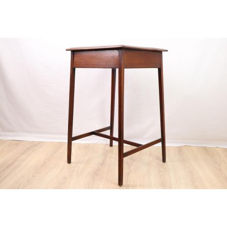 Schöner Beistelltisch mit Bandintarsien