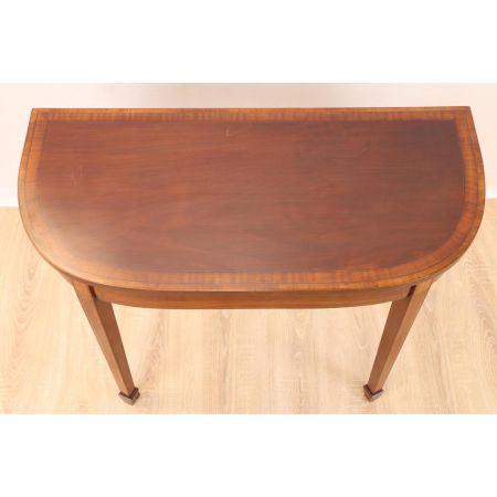 Schöner Beistelltisch / Side Table mit Intarsien