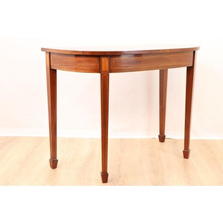 Schöner Beistelltisch / Side Table mit Intarsien