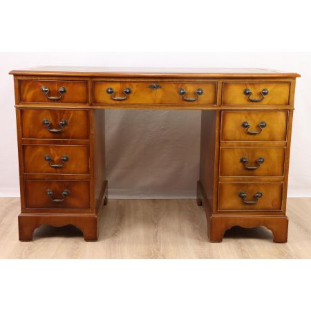 Hübscher Pedestal Desk / Säulenschreibtisch mit Ledereinlage