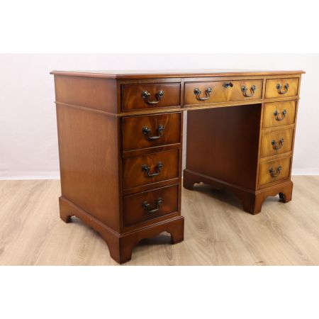 Hübscher Pedestal Desk / Säulenschreibtisch mit Ledereinlage