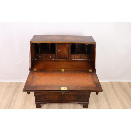 Schöner Sekretär mit toller Holzmaserung