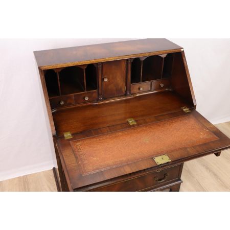 Schöner Sekretär mit toller Holzmaserung