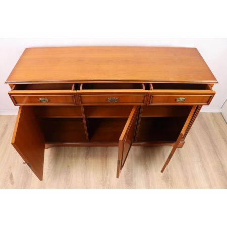 Sideboard, Side Cabinet aus Eibe mit drei Türen & Schubladen, Anrichte, Buffet aus England