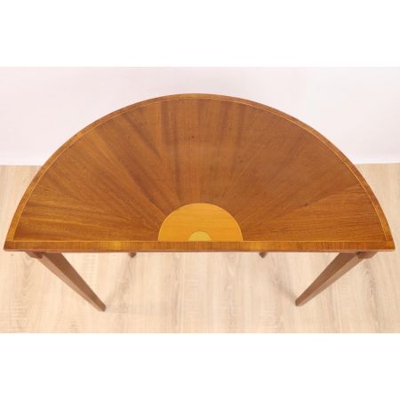 Halbrunder Beistelltisch / Side Table mit schönen Intarsien