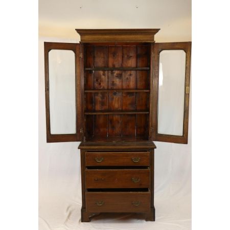 Schöner Wohnzimmerschrank mit Schubladen und verglasten Türen