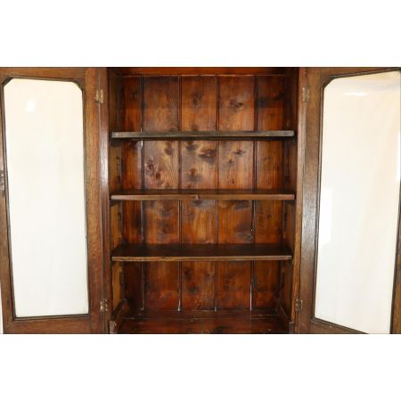 Schöner Wohnzimmerschrank mit Schubladen und verglasten Türen