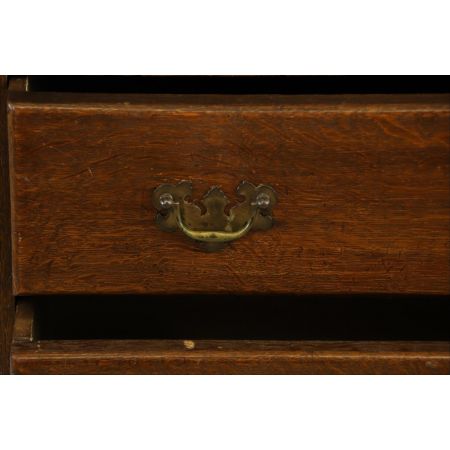 Schöner Wohnzimmerschrank mit Schubladen und verglasten Türen