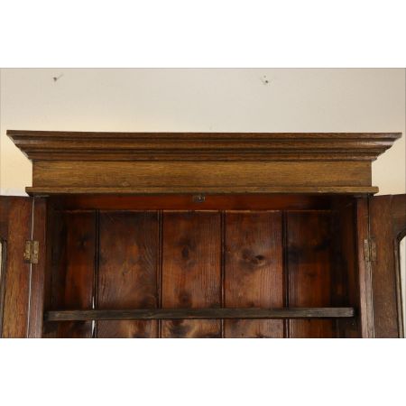 Schöner Wohnzimmerschrank mit Schubladen und verglasten Türen