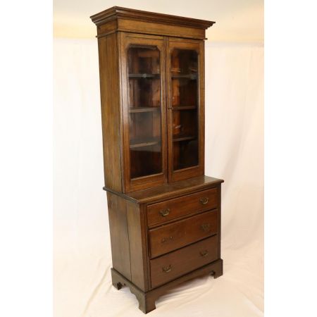 Schöner Wohnzimmerschrank mit Schubladen und verglasten Türen