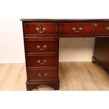 Edler Pedestal Desk mit Ledereinlage