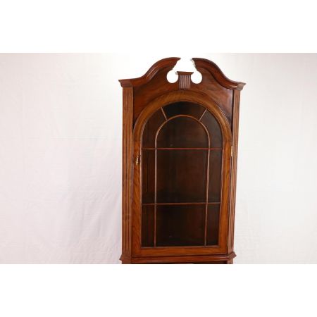 Schöner Eckschrank mit verglasten Türen