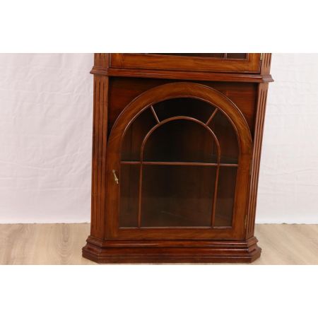 Schöner Eckschrank mit verglasten Türen