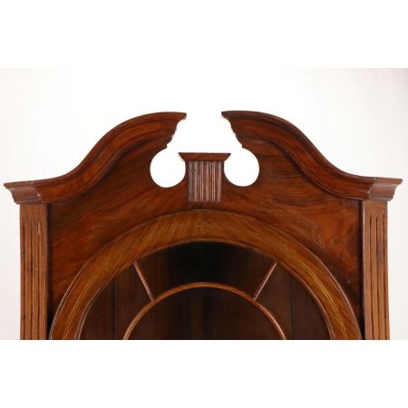 Schöner Eckschrank mit verglasten Türen