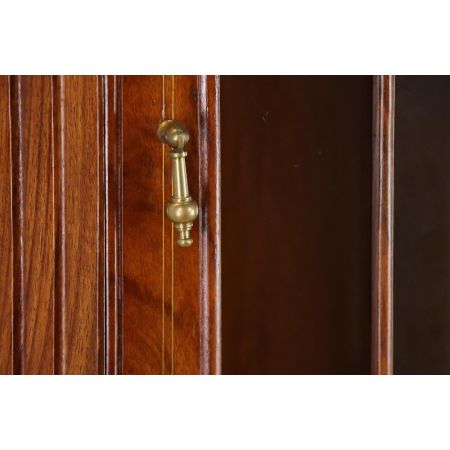 Schöner Eckschrank mit verglasten Türen