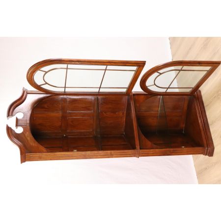 Schöner Eckschrank mit verglasten Türen