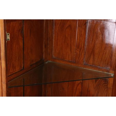 Schöner Eckschrank mit verglasten Türen