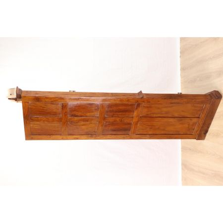 Schöner Eckschrank mit verglasten Türen