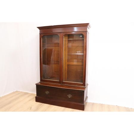 Schöner Vitrinenschrank mit Schublade