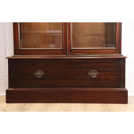 Schöner Vitrinenschrank mit Schublade