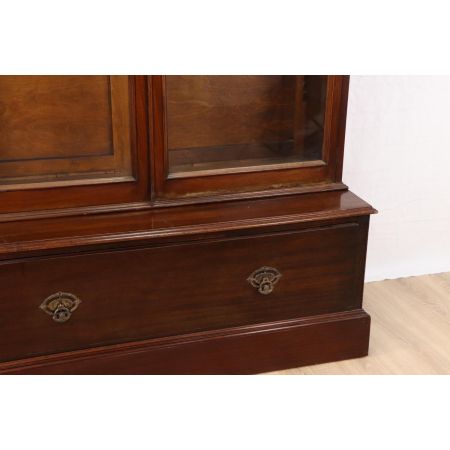 Schöner Vitrinenschrank mit Schublade