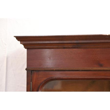 Schöner Vitrinenschrank mit Schublade