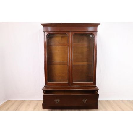 Schöner Vitrinenschrank mit Schublade