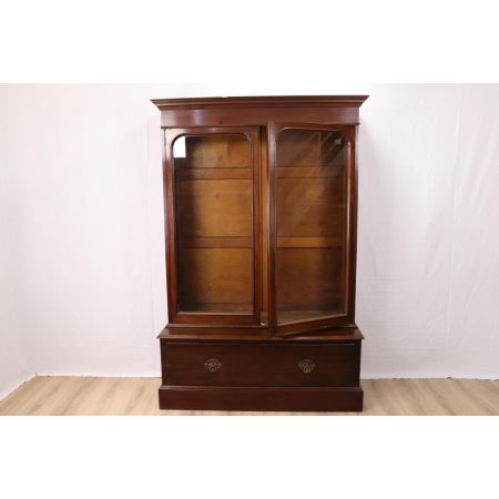 Schöner Vitrinenschrank mit Schublade