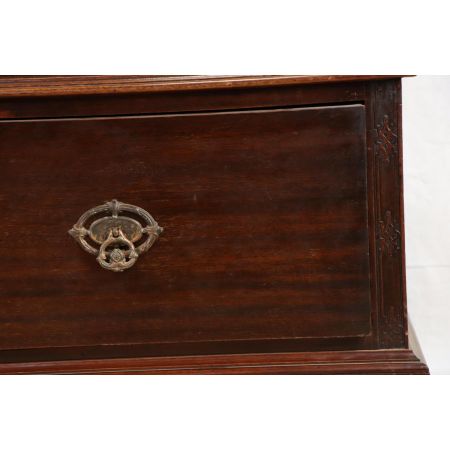 Schöner Vitrinenschrank mit Schublade