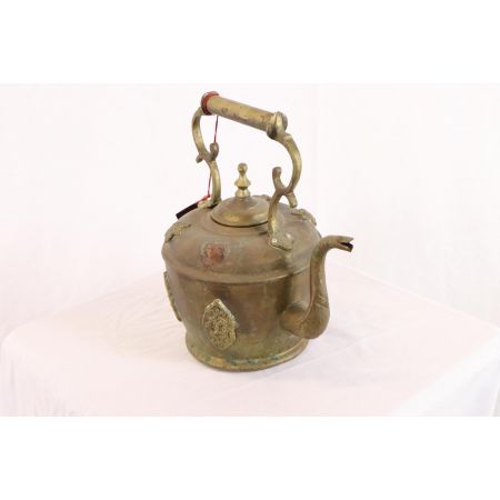 Kleine antike Teekanne mit schönen Verzierungen
