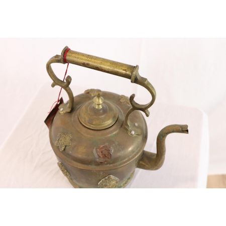 Kleine antike Teekanne mit schönen Verzierungen