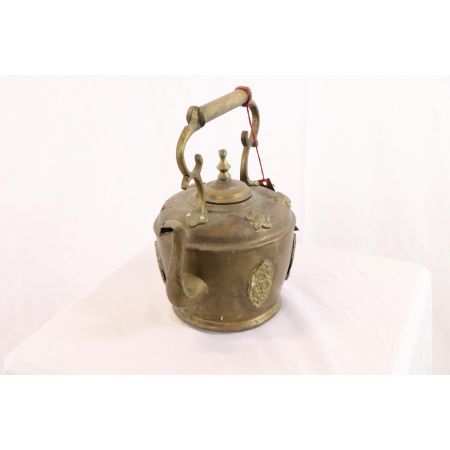 Kleine antike Teekanne mit schönen Verzierungen