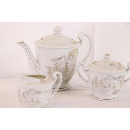 Schönes Teeset aus Keramik mit goldenen Verzierungen, dreiteilig