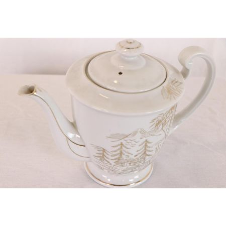 Schönes Teeset aus Keramik mit goldenen Verzierungen, dreiteilig