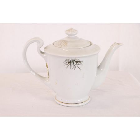 Schönes Teeset aus Keramik mit goldenen Verzierungen, dreiteilig