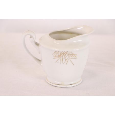 Schönes Teeset aus Keramik mit goldenen Verzierungen, dreiteilig