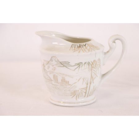 Schönes Teeset aus Keramik mit goldenen Verzierungen, dreiteilig