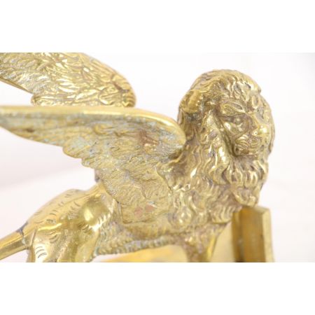 Goldene Löwen Statue mit Flügeln